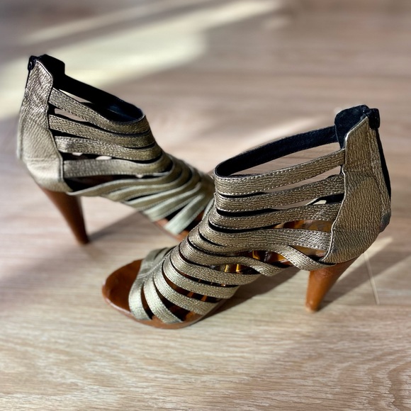 ALDO Gold Heels with Zipper - Picture 9 of 9